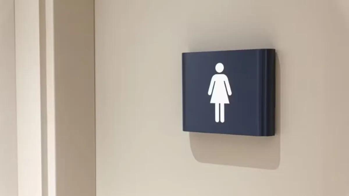 Shopping de Contagem é condenado por constranger mulher trans que usou banheiro feminino