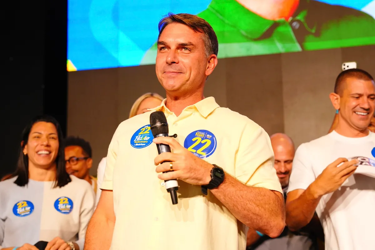 Câmara de Salvador aprova mudança de sede para homenagear Flávio Bolsonaro no Farol da Barra