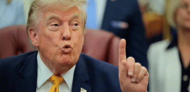 Opções são deixar Irã entrar em colapso ou 'atingi-lo com força', diz Trump