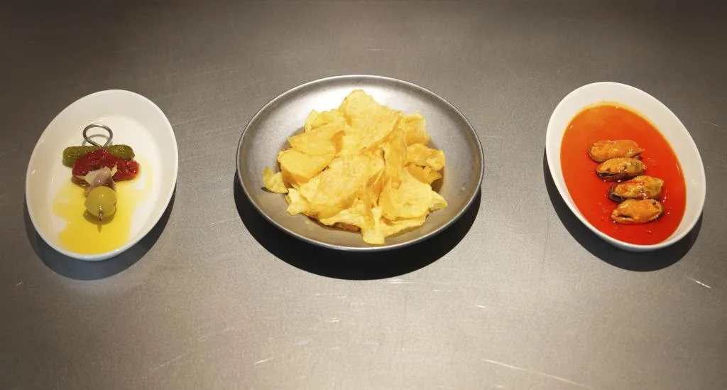 El Alfiler del Callejón, un bar madrileño de toda la vida para ir a tomar una caña, nécoras o croquetas a cualquier hora del día