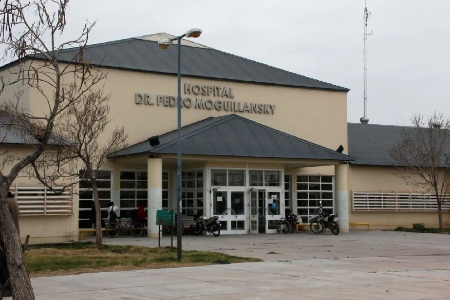 Apuñalaron a un hombre tras una discusión en Neuquén: la víctima lucha por su vida y un vecino fue imputado