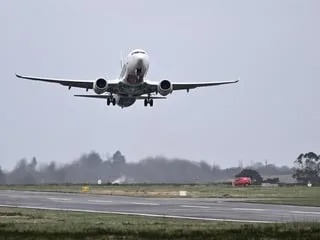Les avions voleront-ils bientôt aux carburants bas carbone ? Derrière de grandes ambitions, une réalité encore limitée