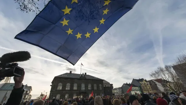 Islândia decide no sábado em referendo se reabre negociações para adesão à UE