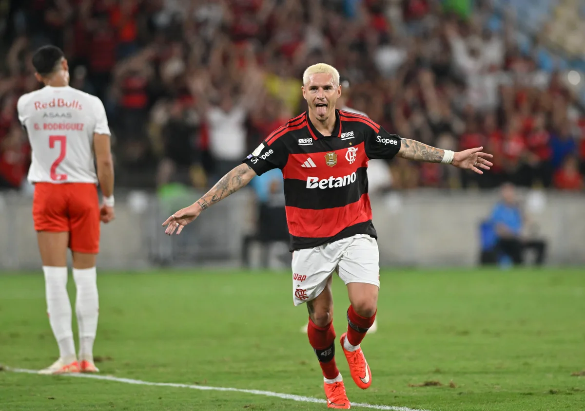 Análise: Flamengo volta a arriscar resultado mesmo com domínio e vence após acerto tático