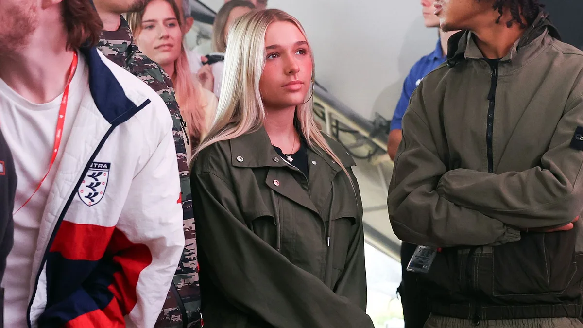 Harper Beckham (15) se va de festival con la parka de su madre y un look otoñal inspirado en otro gran icono de los 90