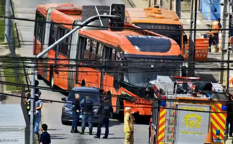 Vídeo! Biarticulado e viatura descaracterizada se envolvem em acidente no Centro de Curitiba; canaleta é interditada