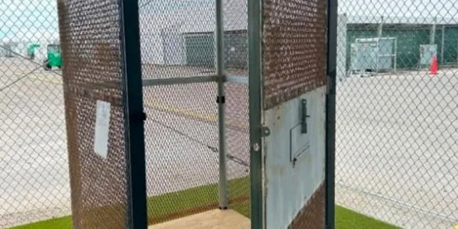 Des migrants ont été enfermés dans des mini-cellules grillagées en Floride, une pratique « sans précédent » aux Etats-Unis