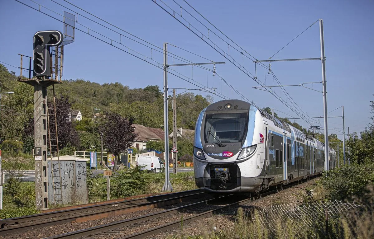 Orages : « Des sacs plastiques pour faire nos besoins »… Des passagers bloqués dans le Transilien racontent leur calvaire