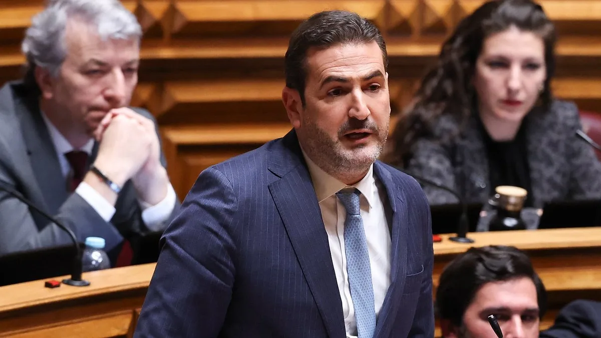 Hugo Soares considera moção do Chega "ridícula"