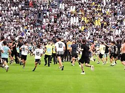 Wüste Szene im Test: "Killer-Tackling": Juve-Fan mäht eigenen Spieler gnadenlos um