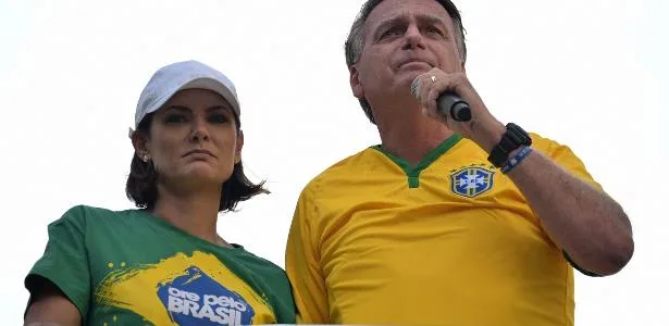 TRE-DF suspende propaganda de Michelle com imagem de Jair Bolsonaro