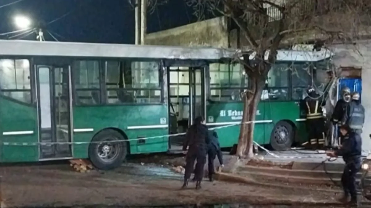 Termperley: un colectivero que viajaba sin pasajeros chocó contra una casa y murió