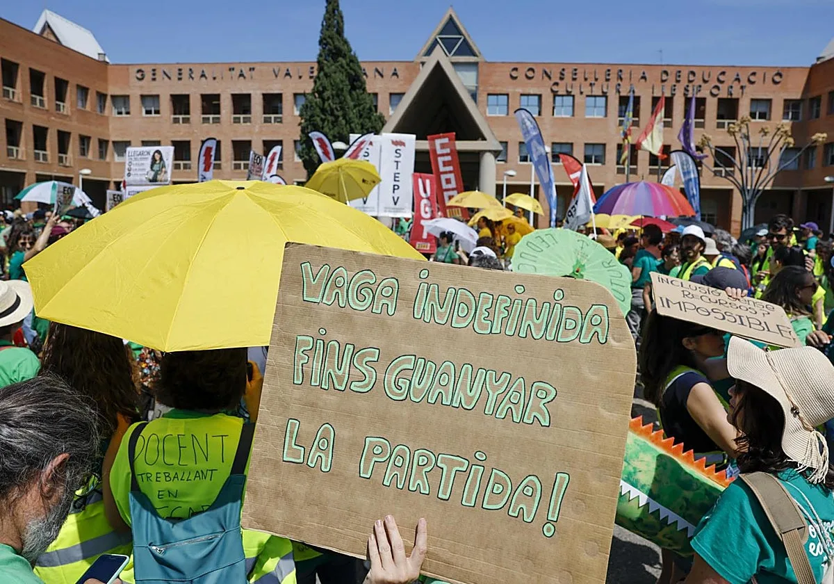 El Gobierno multa con hasta 800 euros a profesores valencianos que participaron en la huelga indefinida