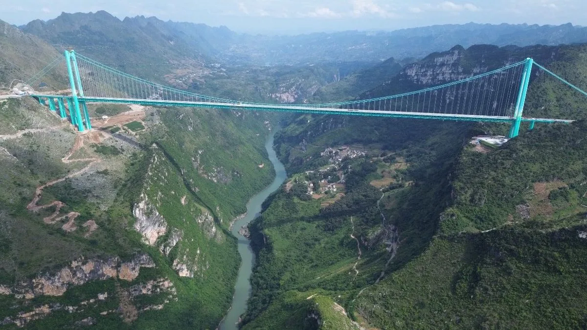 Ponte mais alta do mundo tem 625 metros de altura, foi montada em apenas 73 dias e visitantes podem caminhar sobre ‘abismo’