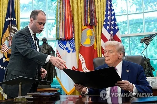 트럼프 옆 행정명령 내용 소개하던 백악관 '문서 권력' 교체