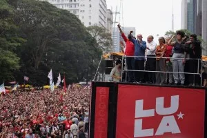 Lula aposta em jovens e promete revolução tecnológica em ato na Paulista