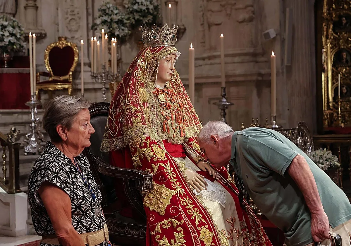 Este jueves comienza el segundo besamanos a la Virgen de los Reyes