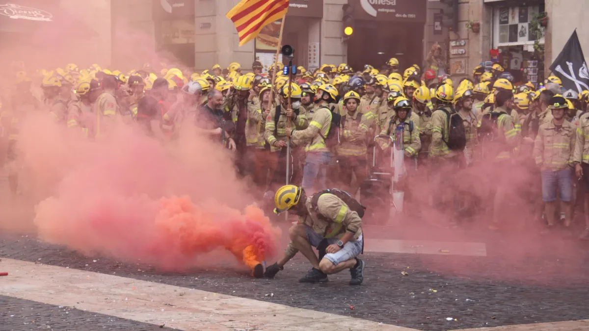 Los bomberos de la Generalitat salen a la calle para reclamar mejoras en los parques