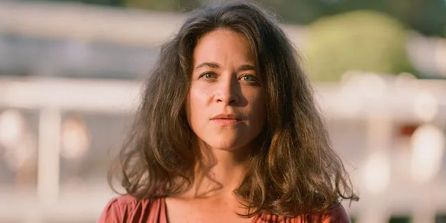 L’autrice Emma Becker racontée par son clan : « Elle a appris l’érotisme dans notre bibliothèque ! »