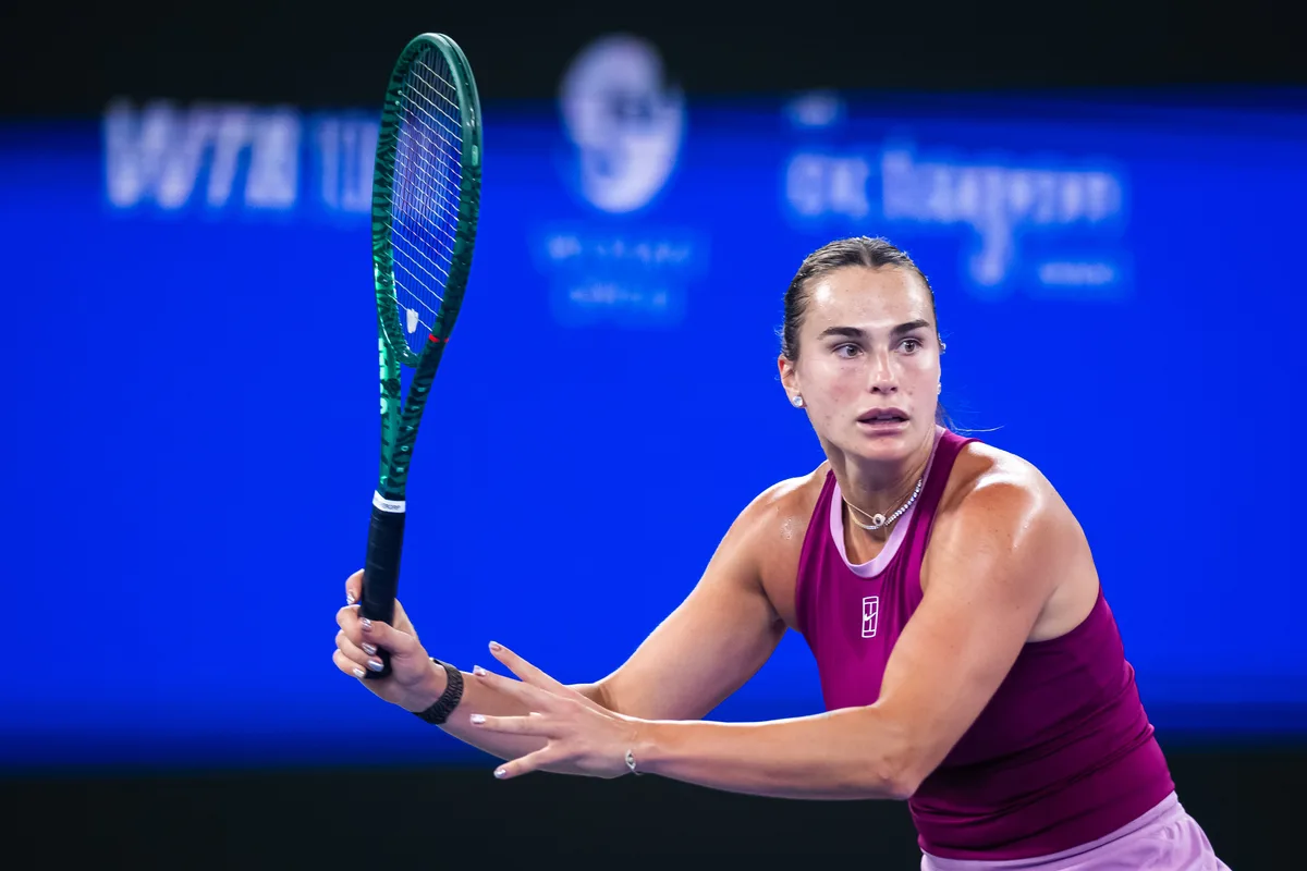 Sabalenka sente o joelho, sofre virada contra 34ª do mundo e é eliminada na estreia em Wuhan