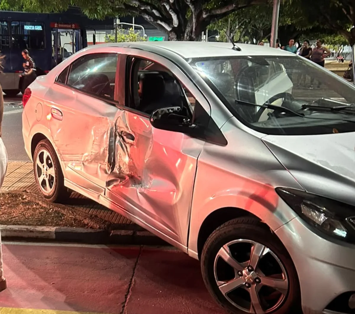 Idoso fica ferido após ônibus da prefeitura de Boa Vista bater em carro