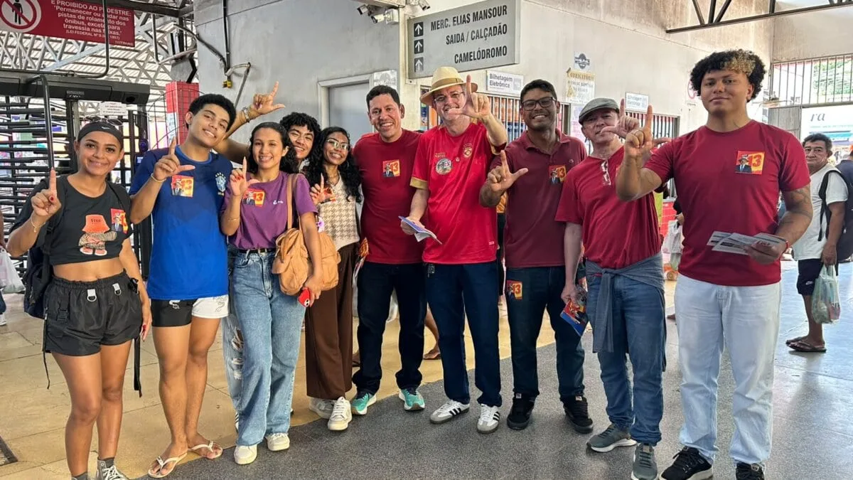 PT faz panfletagem no Terminal Urbano e aposta em virada de Lula no Acre