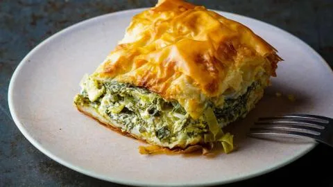 Así puedes preparar un delicioso pastel de espinacas: una receta crujiente y llena de sabor ideal para el verano