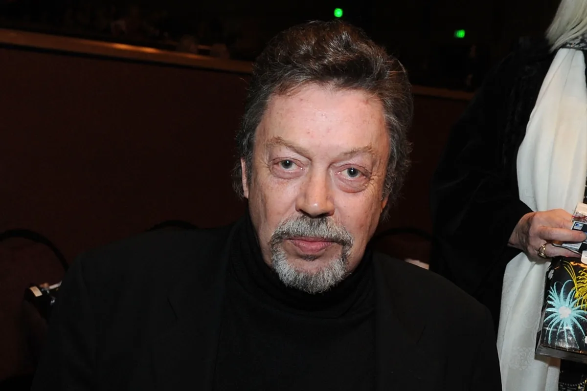 Histórico de doenças contribuiu para morte de Tim Curry, ícone do cinema
