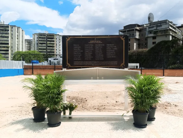 Instalan placa en memoria de víctimas del colapso del edificio Rita en Caracas