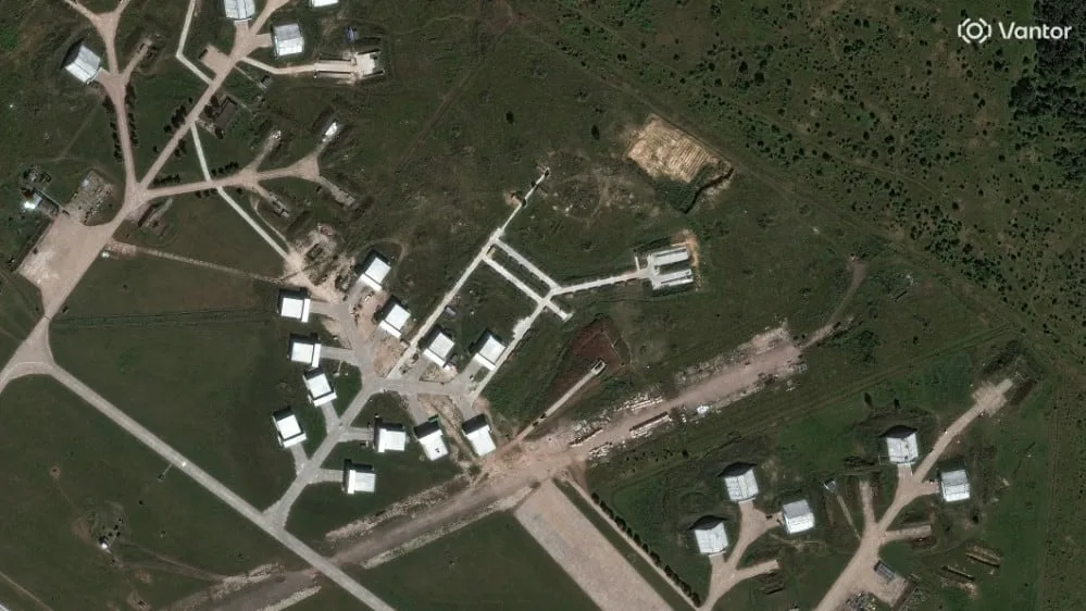 Bilder zeigen Aufrüstung - Putins geheime Drohnen-Stützpunkte bedrohen Nato
