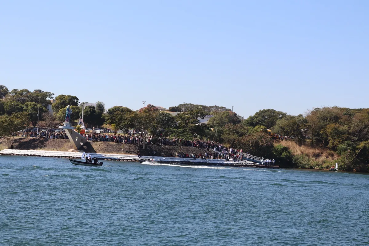 Fiéis de SP e MS participam de procissão de barcos em homenagem a Nossa Senhora dos Navegantes neste sábado