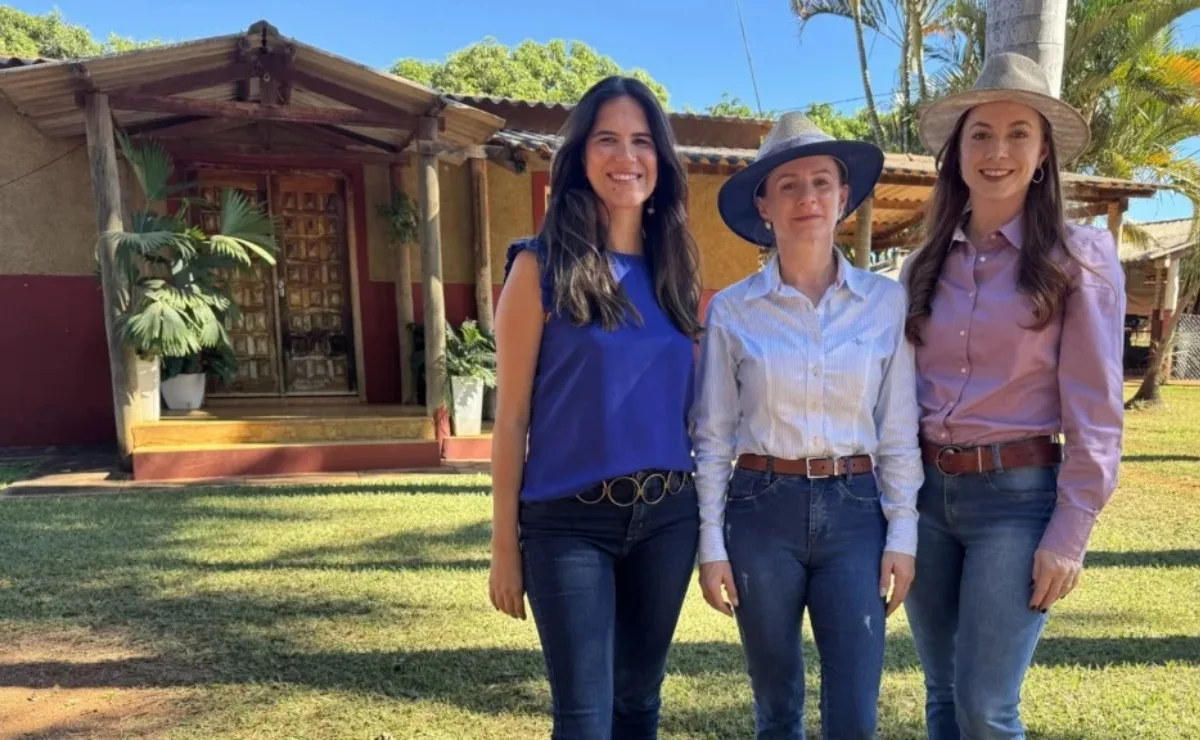 Irmãs deixam carreiras bem-sucedidas de lado e se dedicam ao cuidado de granja da família