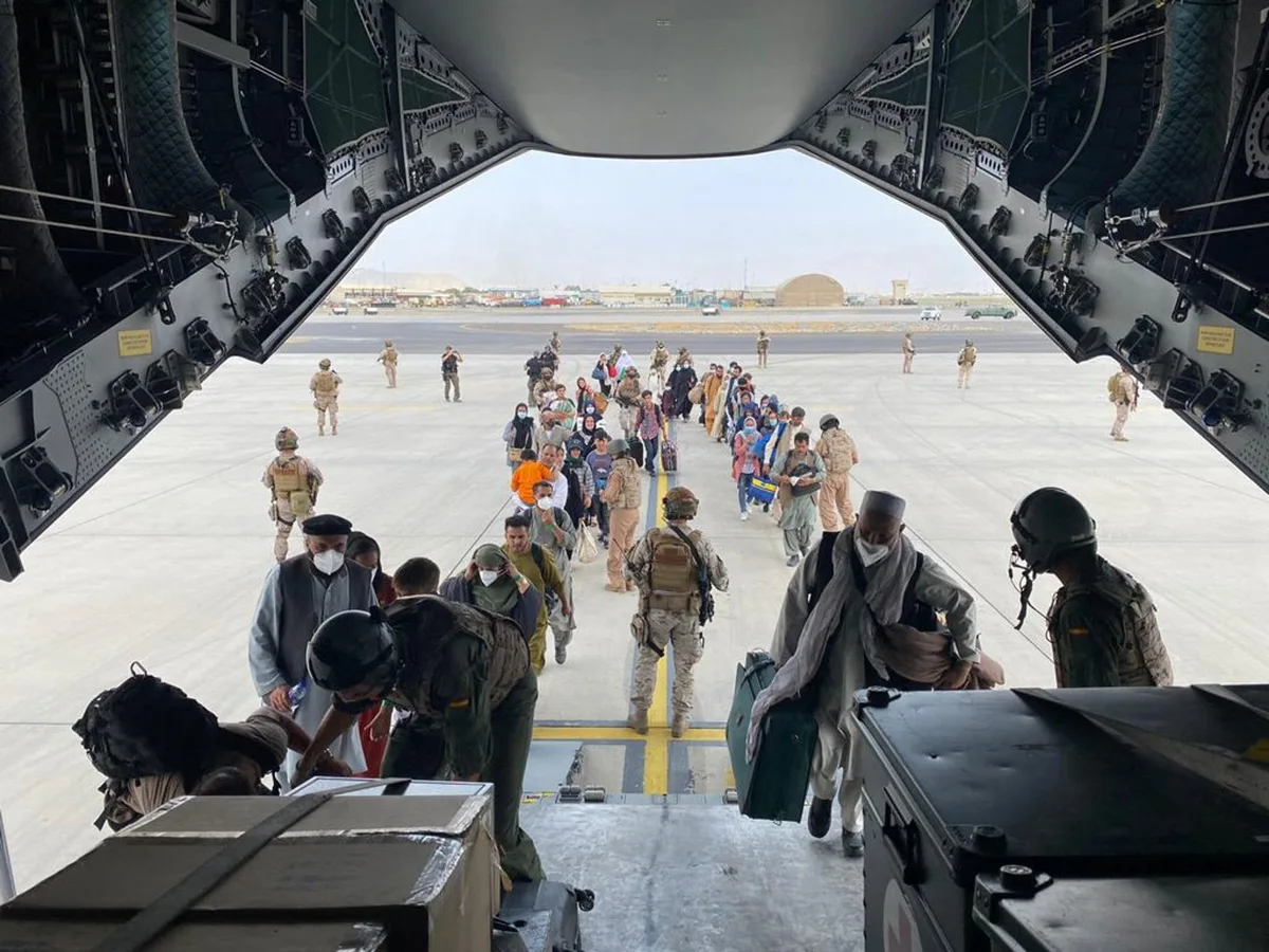 Cinco años de la evacuación de Afganistán: una "hazaña" de las "heroicas" Fuerzas Armadas para "salvar vidas"