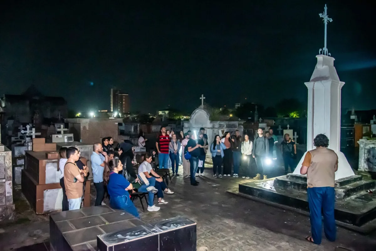 Cemitério de Paranaguá terá roteiro noturno com histórias e curiosidades