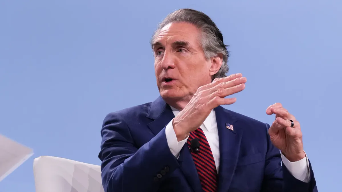 Doug Burgum vincula el acuerdo petrolero con Venezuela con una nueva estrategia energética de EEUU