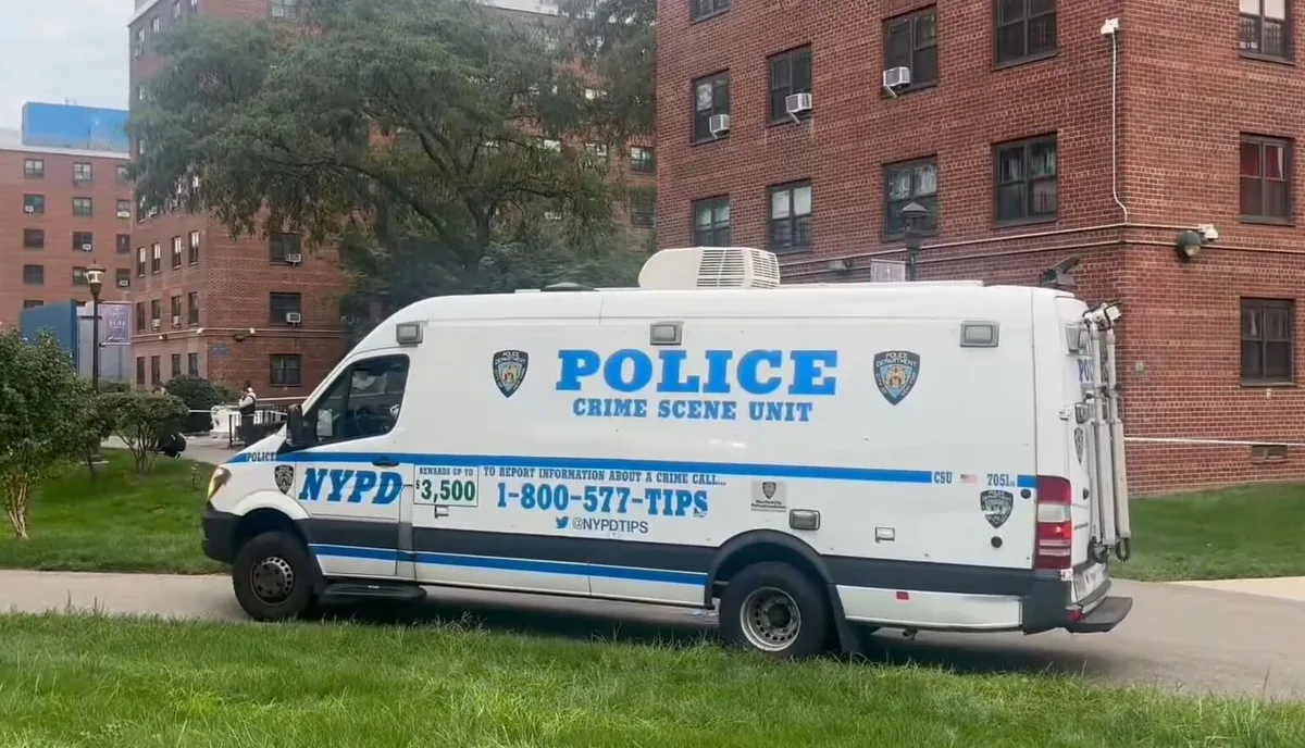 Un adolescente de 14 años murió baleado en Queens mientras intentaban robarle una patineta