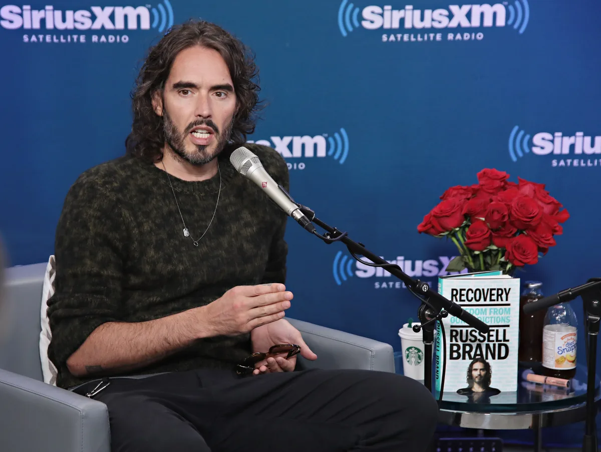 Por que Russell Brand é descrito como ‘calculista e manipulador’ em julgamento