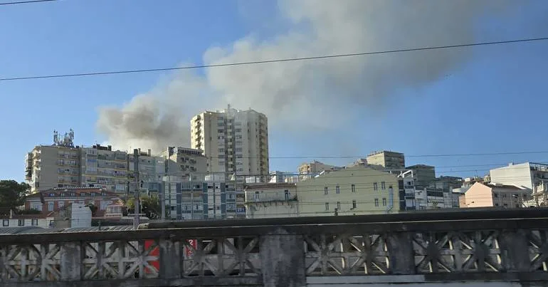 Incêndio na Penha de França leva à evacuação de escola