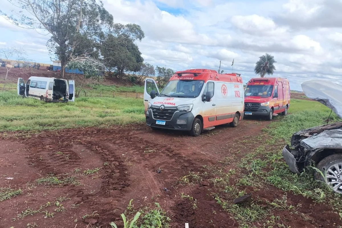 Quatro vítimas seguem internadas após carro em fuga bater em van com pacientes de hemodiálise na BR-060
