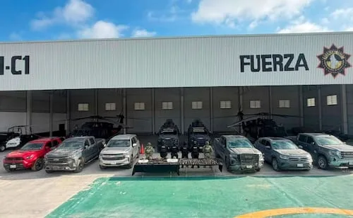 Comando huye y abandona arsenal durante operativo en Parás, Nuevo León; entre lo asegurado hay seis camionetas, cinco con placas de Texas