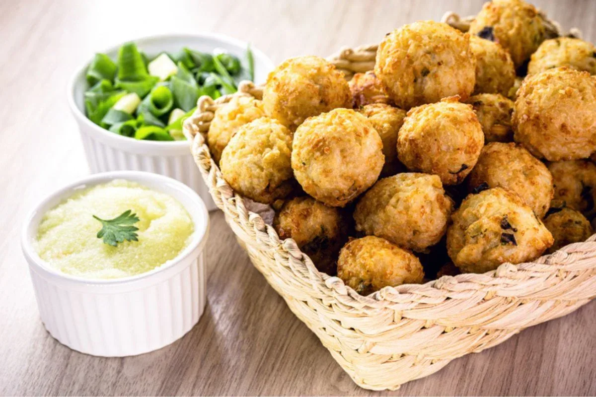 Bolinho de arroz: receita simples e perfeita para aproveitar sobras