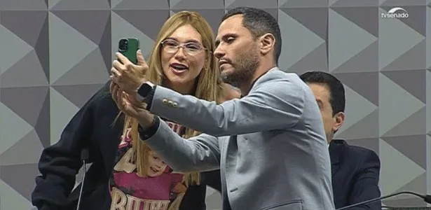Cleitinho diz se arrepender de foto com Virginia na CPI: 'Não era momento'