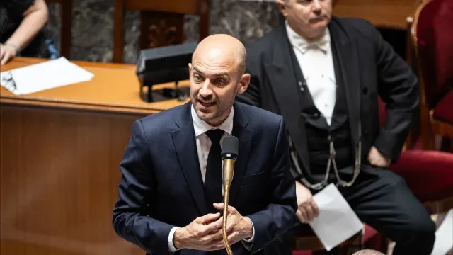 França expulsa dois diplomatas iranianos em resposta a medida de Teerão
