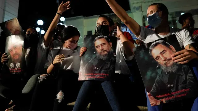 Comunistas russos celebram centenário de Fidel Castro com natação