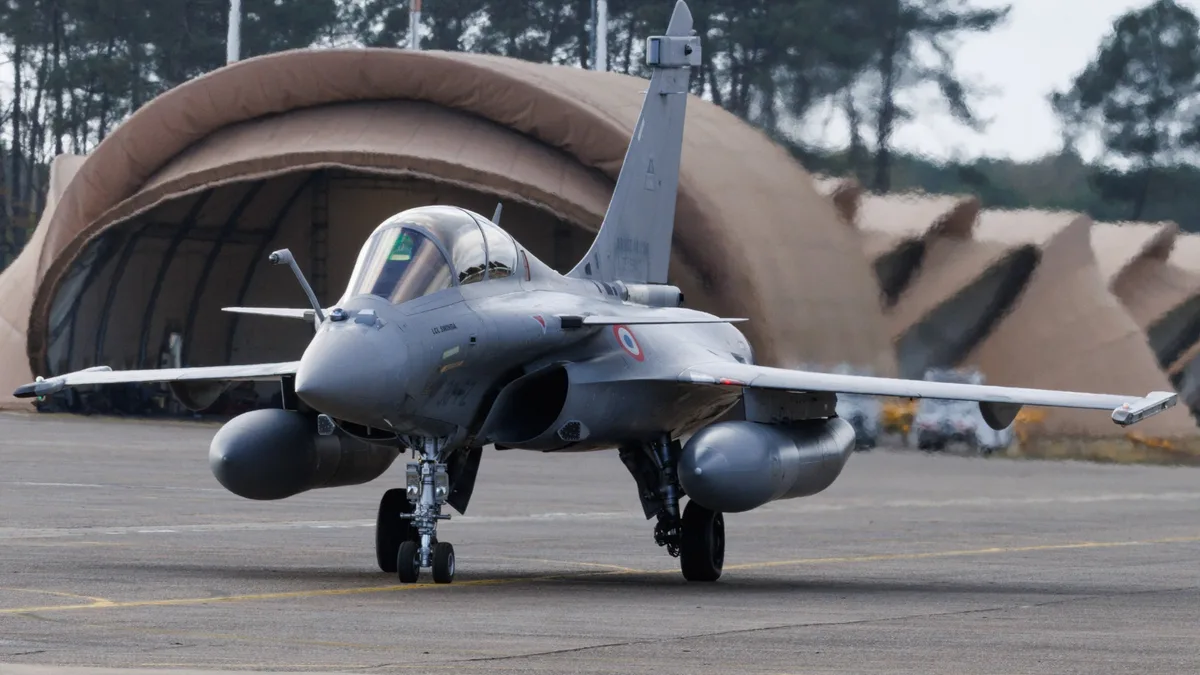 "Je me dis que j’ai peut-être gâché les vacances de 300 personnes": lors d'un entraînement, un pilote de Rafale détecte une fuite de carburant sur un avion privé qui déroute sa trajectoire vers Paris