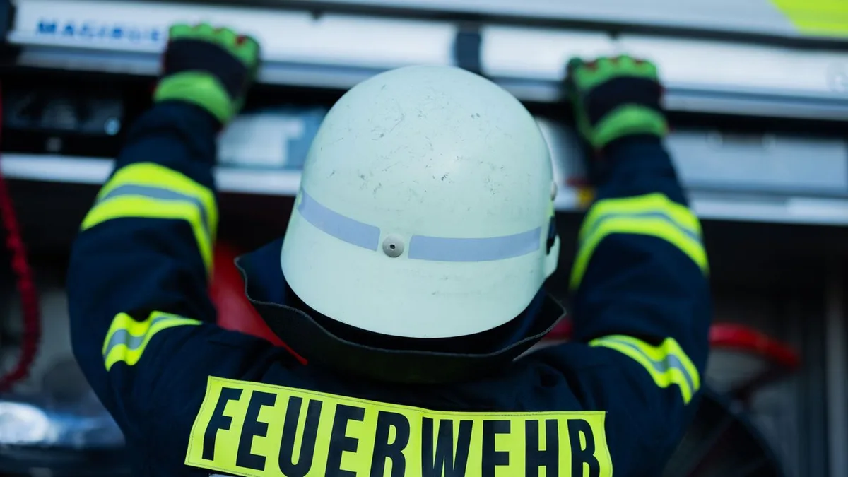 Stundenlange Löscharbeiten: Brand in Regensburger Industriehalle löst Großeinsatz aus