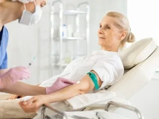 Prise de sang pour déterminer le risque de développer Alzheimer : quels sont les risques ?