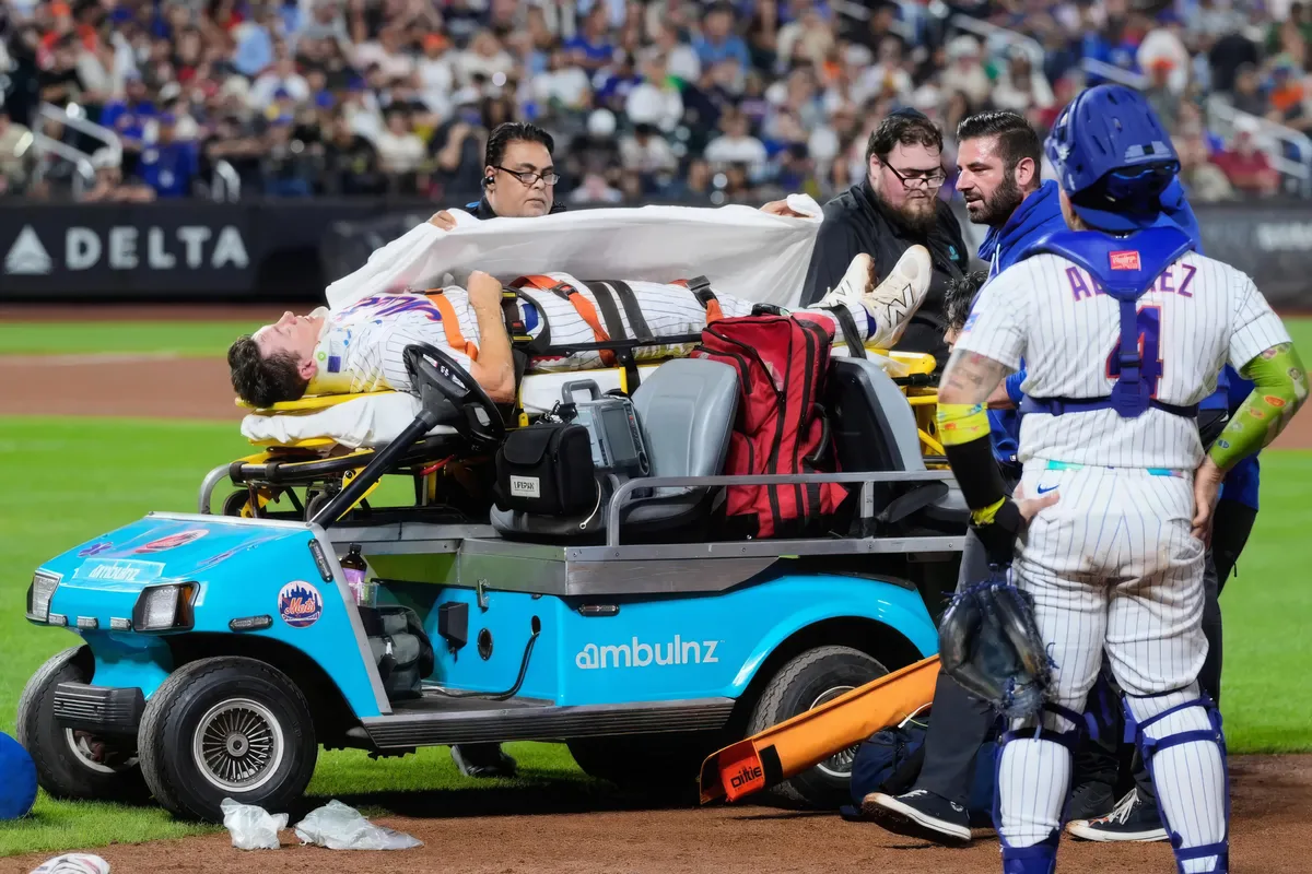 ¡Impactante! Jared Young, de los Mets abandona el juego en camilla tras brutal rodillazo