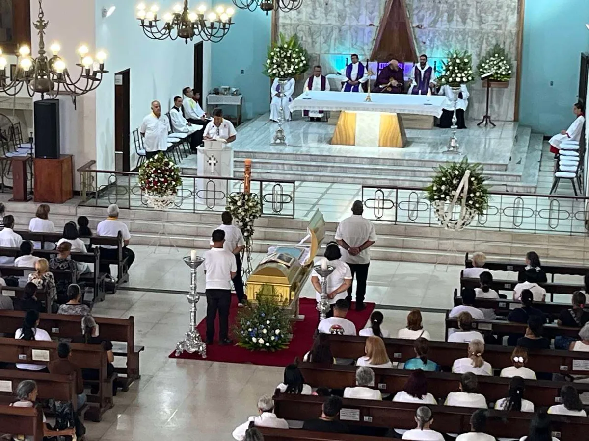 Feligreses despiden al obispo de Guarenas en capilla ardiente