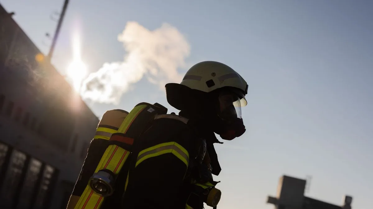 Brände: Ein Toter bei Wohnungsbrand in Hochhaus
